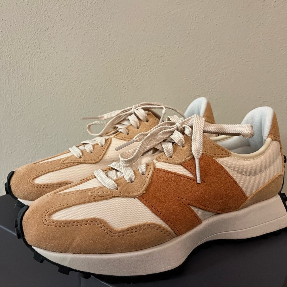 NWOT RARE New Balance 327